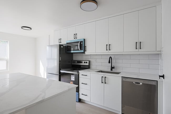 81 Ontario St in Bowmanville, ON - Building Photo - Building Photo