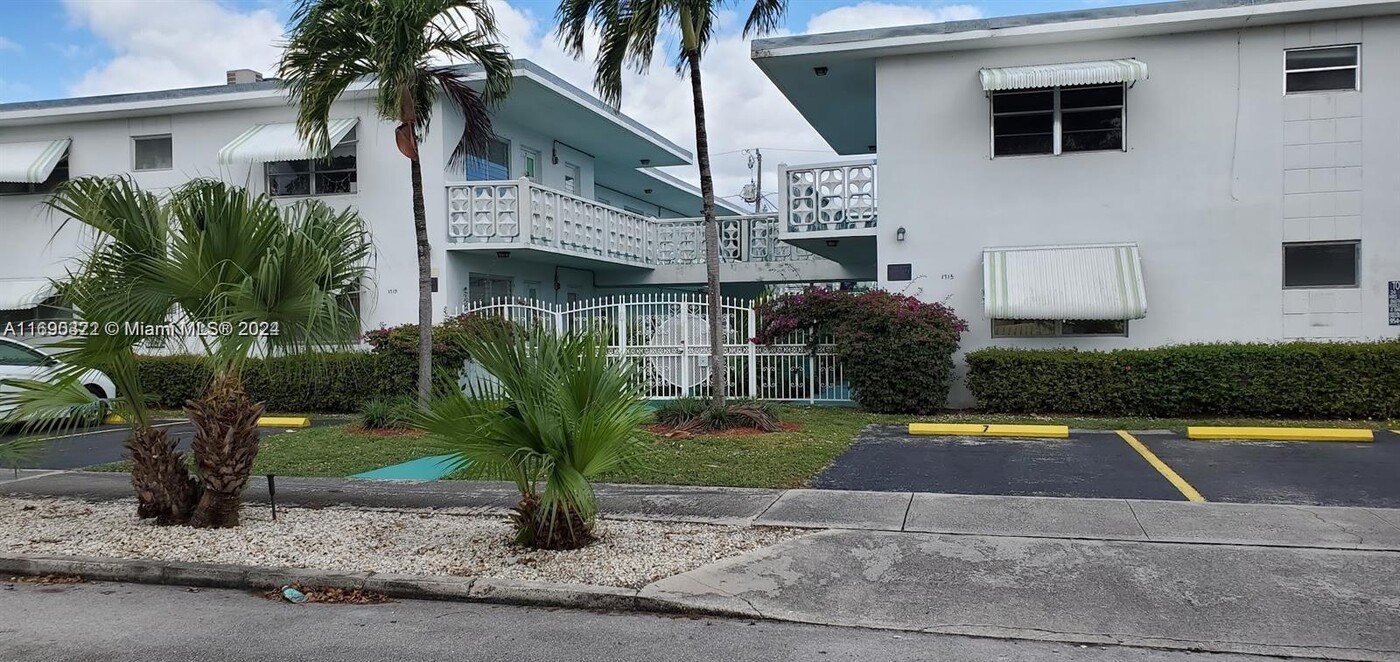 1719 Wiley St in Hollywood, FL - Building Photo