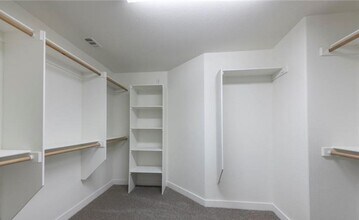 592 Okehampton Ct in Las Vegas, NV - Building Photo - Building Photo