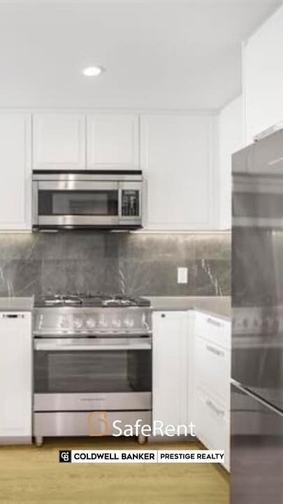 1471 Hunter St in North Vancouver, BC - Building Photo