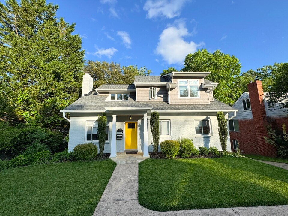 125 S Lee St in Falls Church, VA - Building Photo