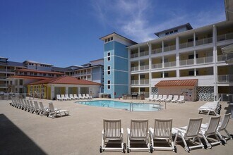 3738 Sandpiper Rd in Virginia Beach, VA - Building Photo - Building Photo