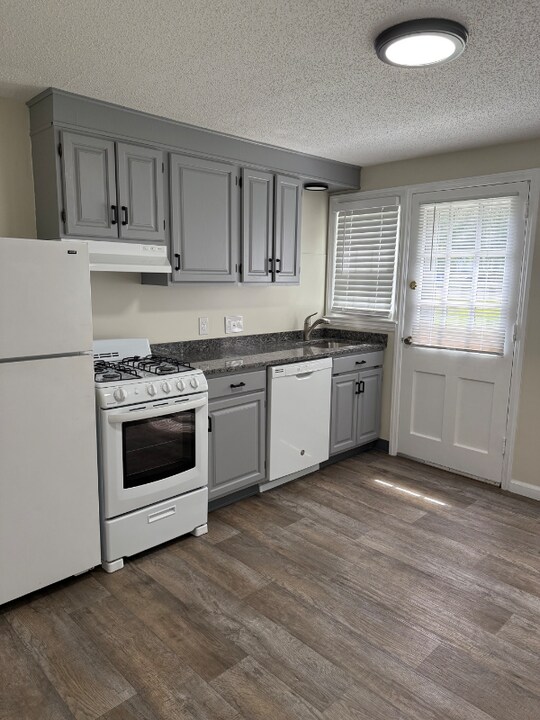 43 Mercury Ct in West Springfield, MA - Building Photo