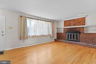 213 Sunset Dr in New Cumberland, PA - Building Photo