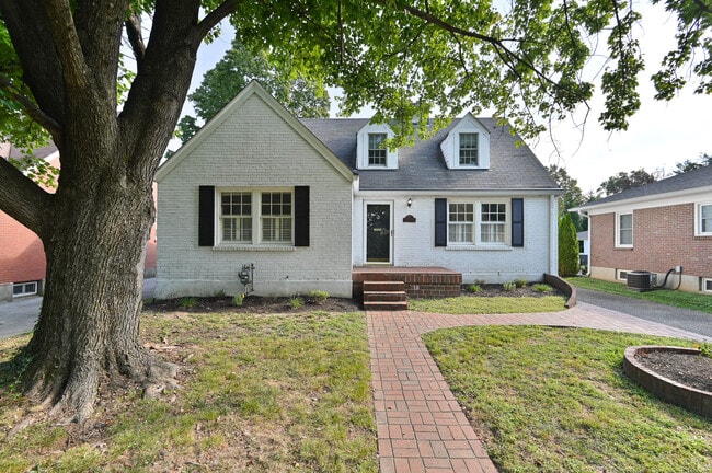 511 Cannons Ln in Louisville, KY - Building Photo - Building Photo