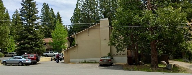 560 Village Rd in Tahoe City, CA - Foto de edificio - Building Photo