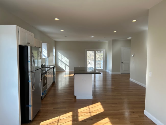 12 Railroad Ave in Foxboro, MA - Foto de edificio - Building Photo