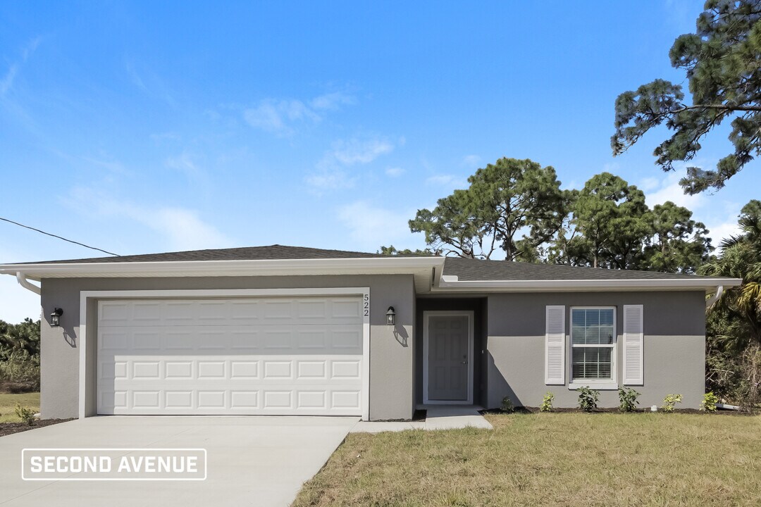 522 Upstate Ave S in Lehigh Acres, FL - Building Photo