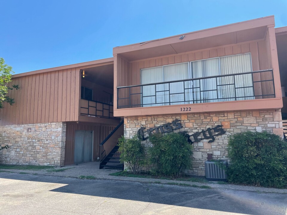 Cross Keys Apartments in San Angelo, TX - Building Photo