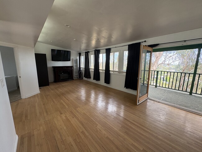 1400 San Remo Dr, Unit 1404 San Remo Drive in Pacific Palisades, CA - Foto de edificio - Building Photo