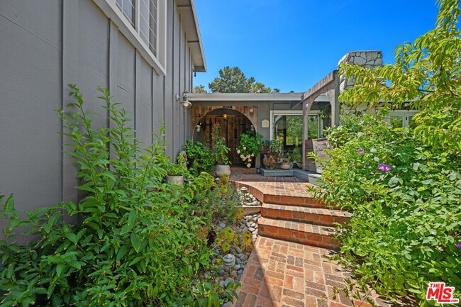 16582 Calneva Dr in Los Angeles, CA - Building Photo - Building Photo