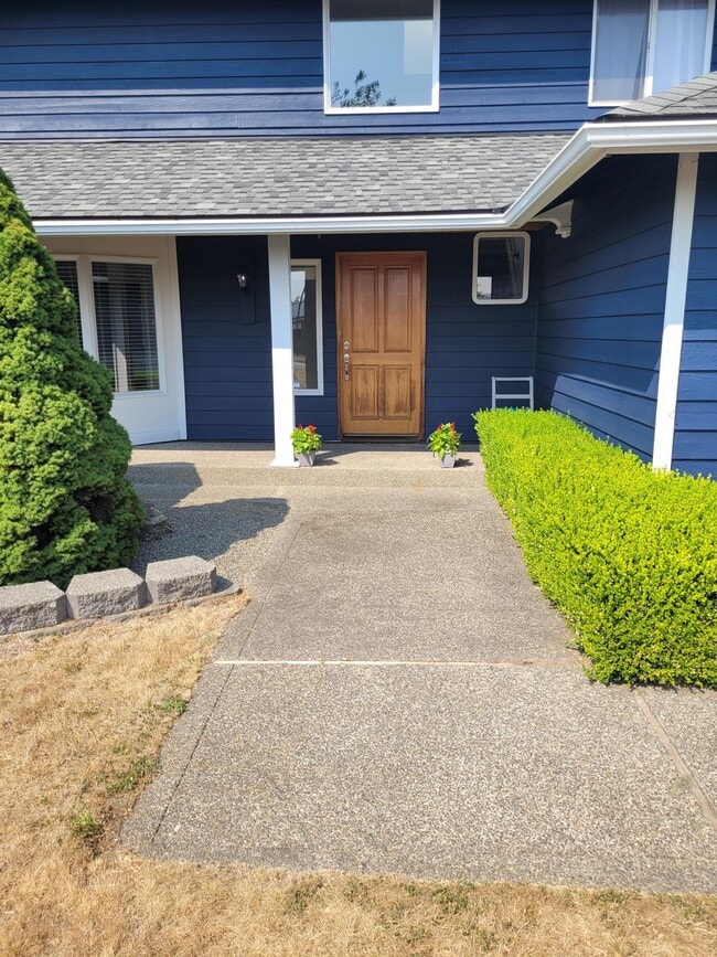 10615 Hillsboro Dr NW in Silverdale, WA - Foto de edificio - Building Photo