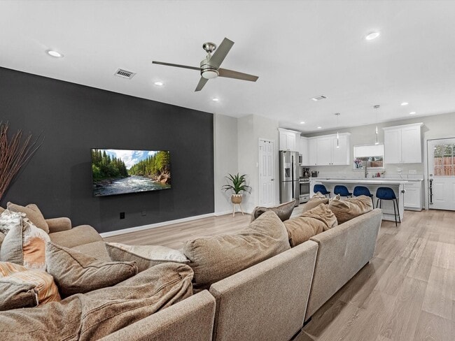 8407 James Franklin St
