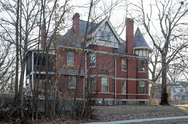 2530 Erie Ave in Cincinnati, OH - Foto de edificio - Building Photo