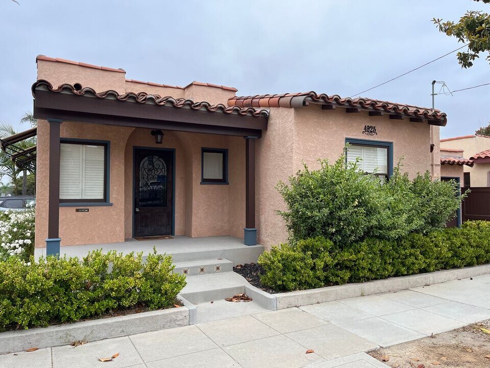 4925 E 3rd St in Long Beach, CA - Building Photo