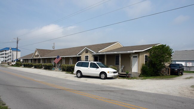 323 N Topsail Dr in Surf City, NC - Building Photo - Building Photo