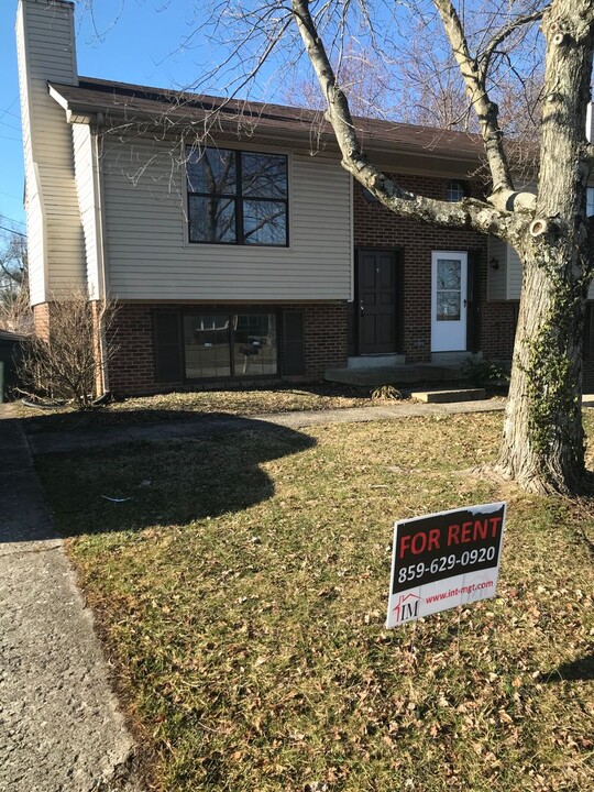 1364 Leaning Tree Ln in Lexington, KY - Building Photo