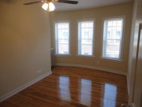 2010 W Foster Ave-Unit -3C in Chicago, IL - Building Photo - Building Photo