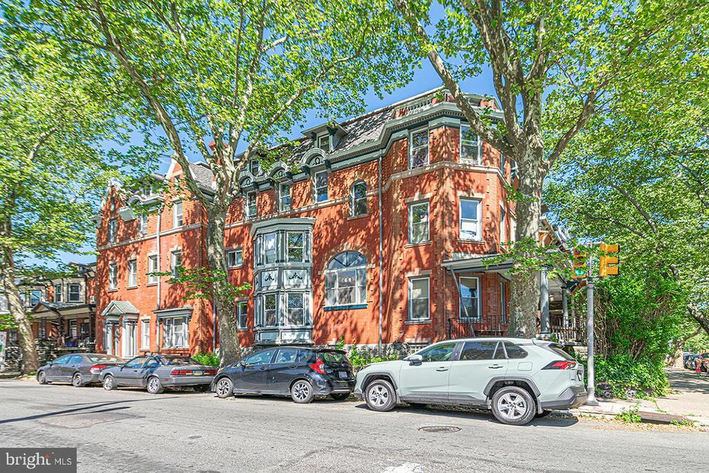 5049 Spruce St in Philadelphia, PA - Building Photo