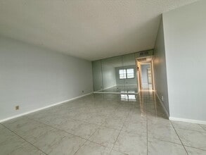 117 Chatham E in West Palm Beach, FL - Building Photo - Building Photo