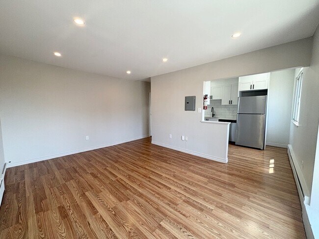 10 W Park Ave in Hamilton, ON - Building Photo - Building Photo