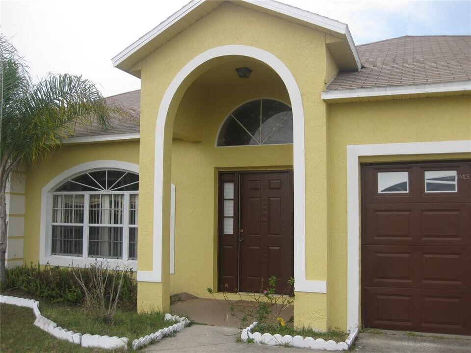 327 Alegriano Ct in Kissimmee, FL - Building Photo