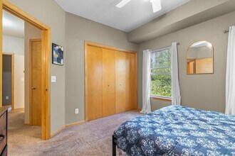 805 Blue Sky Dr, Unit 204 in North Liberty, IA - Foto de edificio - Building Photo