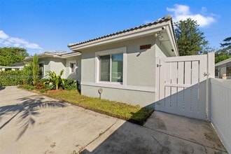 6035 SW 40th Ct in Miramar, FL - Building Photo - Building Photo
