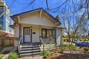 4302 Woodlawn Ave N in Seattle, WA - Building Photo