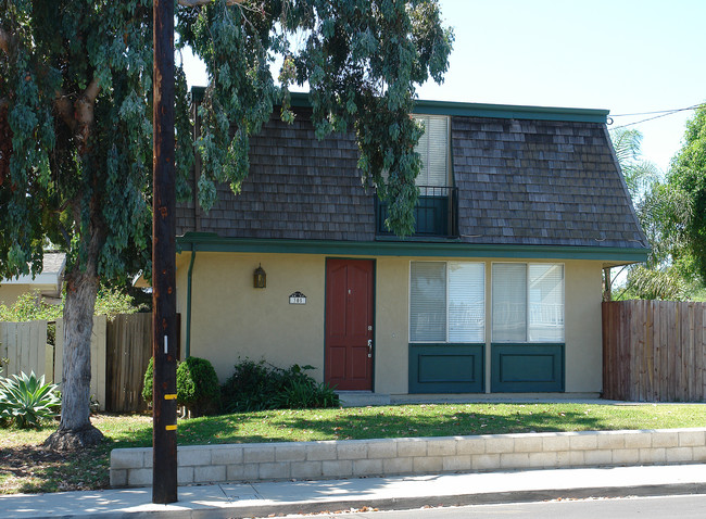 305 Santa Isabel Ave in Costa Mesa, CA - Building Photo - Building Photo