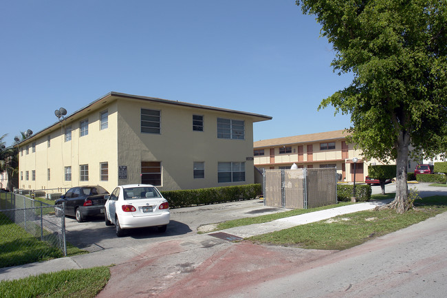 10746 SW 2nd St in Miami, FL - Foto de edificio - Building Photo