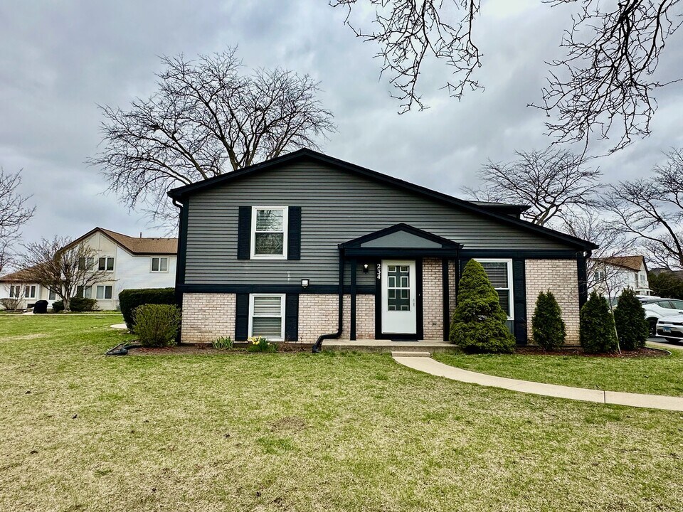 234 Inverrary Ln in Deerfield, IL - Building Photo
