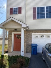 18 Alerica Ln in Franklin Township, NJ - Foto de edificio - Building Photo