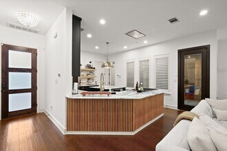 2400 Kinney Rd, Unit A in Austin, TX - Building Photo - Building Photo