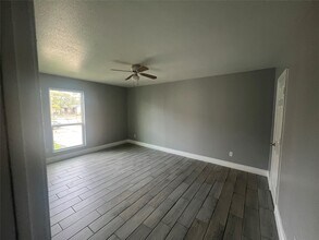 8034 Antoine Dr in Houston, TX - Foto de edificio - Building Photo