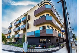 Hawthorn at Poinsettia in Los Angeles, CA - Building Photo