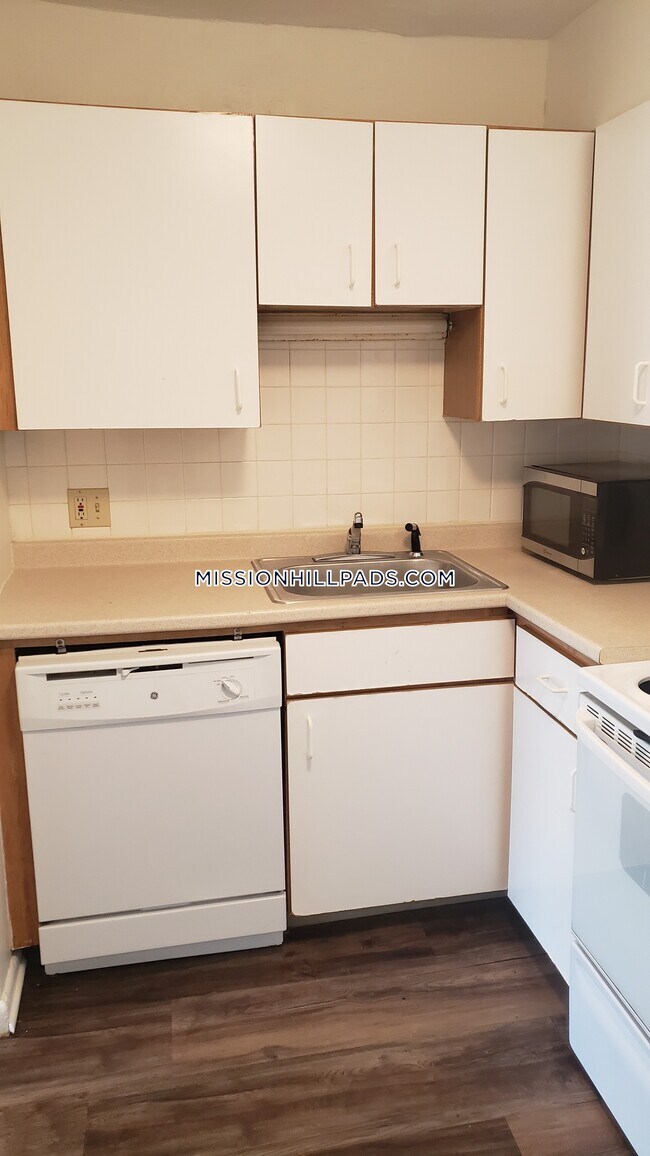 30 Iroquois St-Unit -7 in Boston, MA - Building Photo - Building Photo