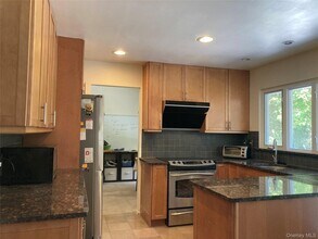 5 Carry Ct in Centereach, NY - Building Photo - Building Photo