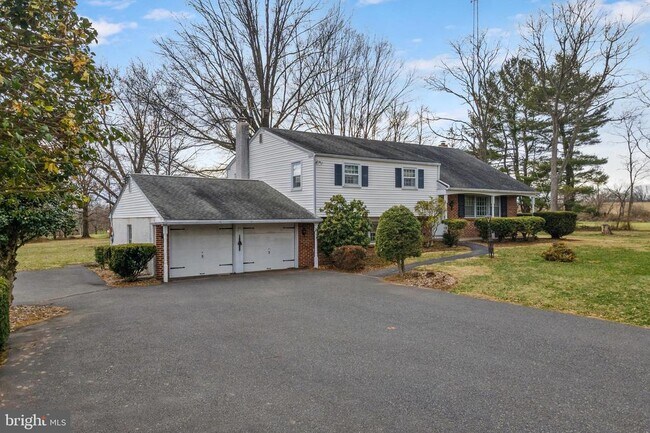 property at 9850 Kings Hwy