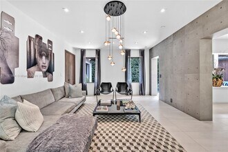 725 W 49th St in Miami Beach, FL - Building Photo - Building Photo