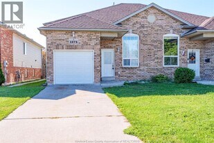 1575 Heatherglen Dr in Windsor, ON - Building Photo