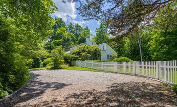 896 Westport Rd in Easton, CT - Building Photo - Building Photo