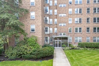 Tudor Plaza Apartments in Buffalo, NY - Building Photo - Building Photo