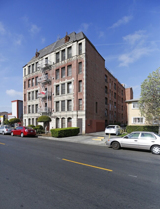 275 S New Hampshire Ave in Los Angeles, CA - Foto de edificio - Building Photo