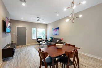 823 N Bronough St in Tallahassee, FL - Building Photo - Building Photo