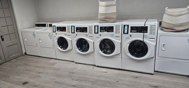 429 W Wellington Ave, Unit 434-504 in Chicago, IL - Building Photo - Building Photo