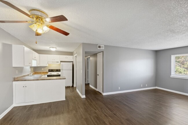 Apartment Living in Quiet Area within Manchester in Manchester, TN - Building Photo - Interior Photo