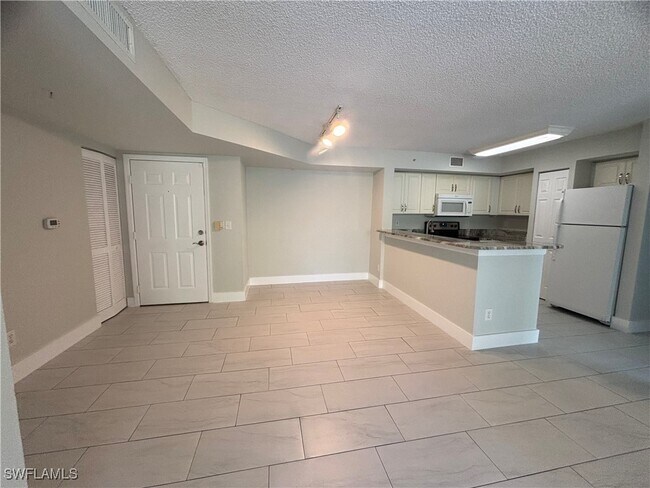 1230 Wildwood Lakes Blvd in Naples, FL - Building Photo - Building Photo