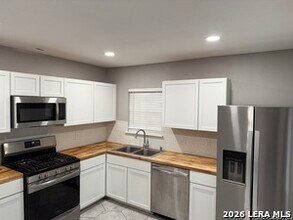 1345 W Hollywood Ave in San Antonio, TX - Building Photo - Building Photo