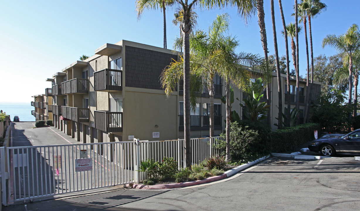 Stratford Beach Apartments in Del Mar, CA - Building Photo